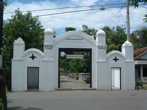 Gapura Makam Bathoro Katong, pendiri Kabupaten Ponorogo, Kelurahan Setono