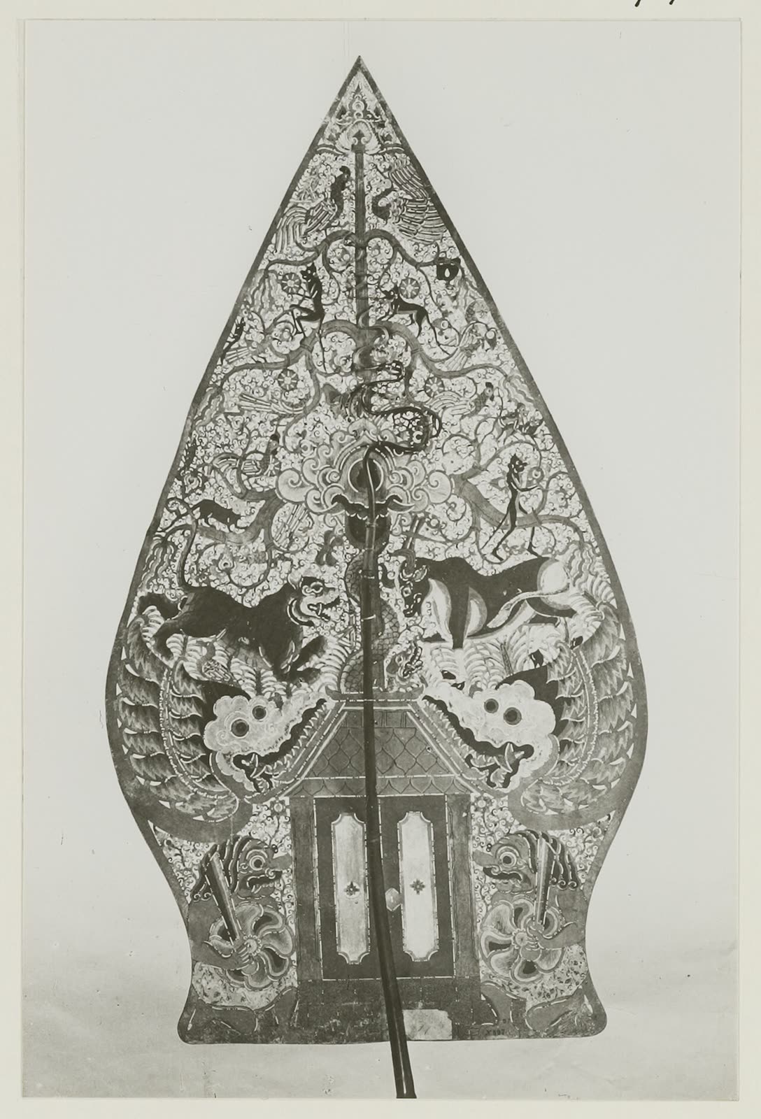 Gunungan (kayon) wayang kulit, sekitar 1925