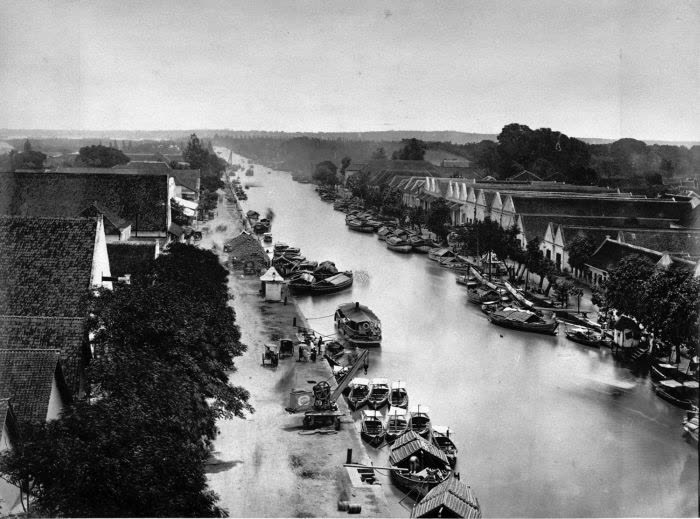 Kesibukan di dermaga Kali Mas, Surabaya, antara 1870–1891