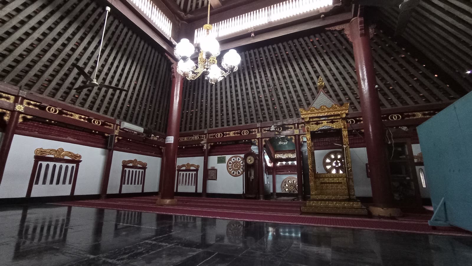 Bagian dalam Masjid Al-Mubarok, Berbek — masjid bersejarah di bekas ibu kota Kabupaten Nganjuk