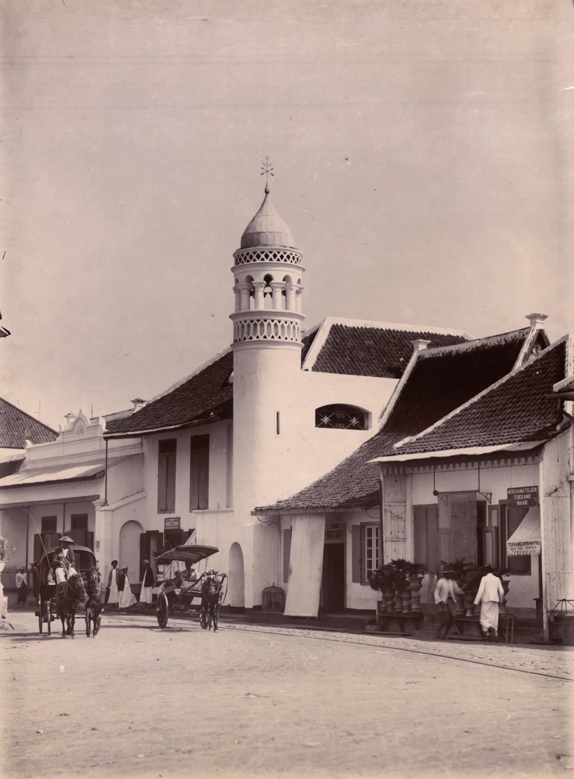 Masjid Ampel di kampung Arab, Surabaya, 1904
