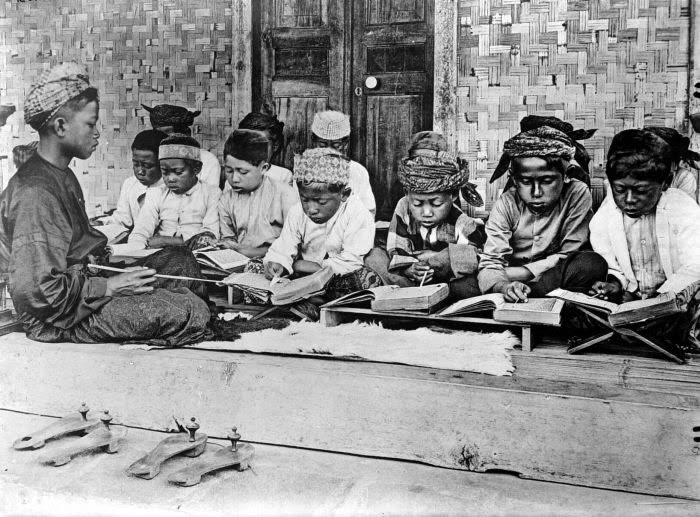 Sebuah sekolah Al-Qur'an (pengajian) di Jawa, tanggal tidak diketahui